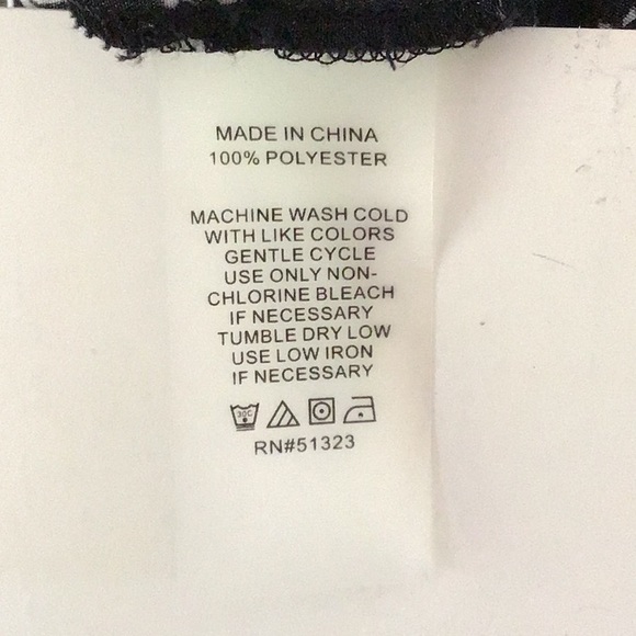 VINCE CAMUTO Flutter Sleeve Top Botanical Design Size: Med - Picture 7 of 7